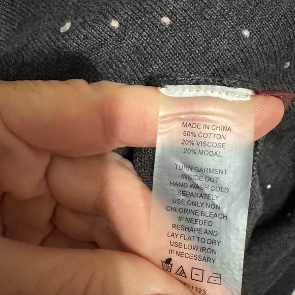 NWT Vince Camuto Gorgeous Gray V-Neck Sweater with Silver Accents   SMALL   #U - Picture 7 of 8